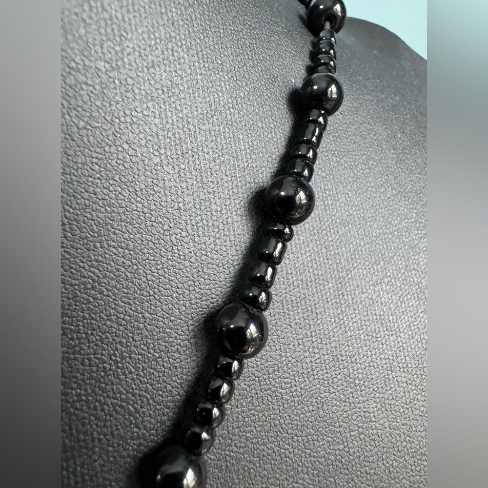 Elegant Black and Red Beaded Necklace - Picture 6 of 10